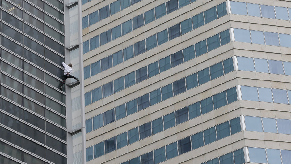 Spiderman Alain Robert zdolal pask mrakodrap GDF