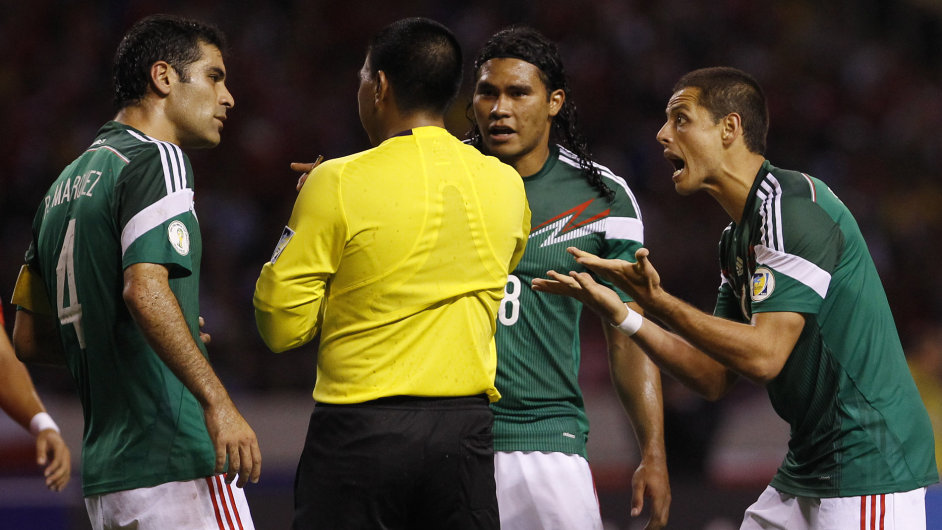 Rafael Mrquez, Carlos Pea a Javier Hernndez diskutuj s rozhodm v kvalifikaci s Kostarikou