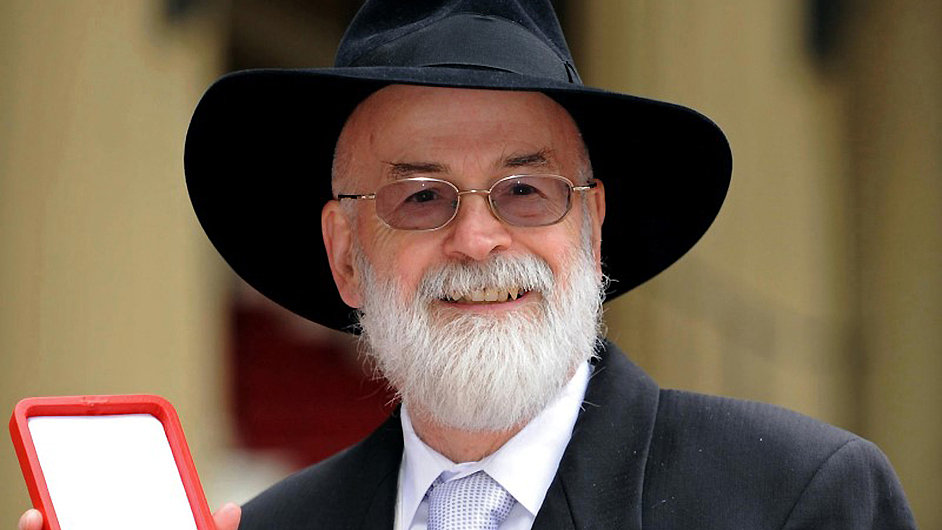 Terry Pratchett byl ve Velké Británii roku 2009 pasován na rytíøe.
