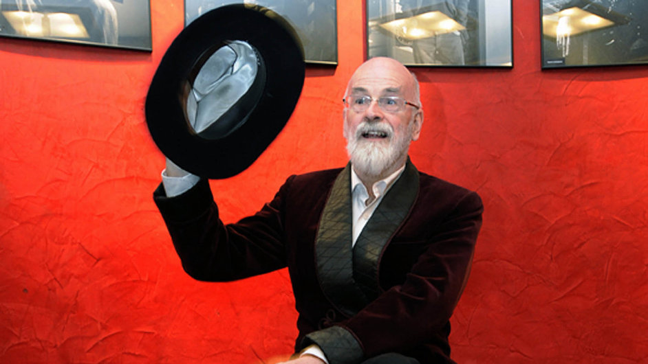 Terry Pratchett na archivnm snmku z nvtvy Prahy.