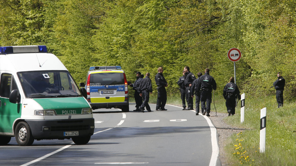 Nmeck policie prohledv okol trasy cyklistickho zvodu, kter se ml stt terem teroristickho toku.