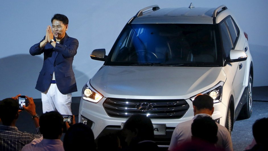 Vedouc indick frakce Hyundai Motors B. S. Seo na pedstaven novho vozu v Novm Dill, v Indii.