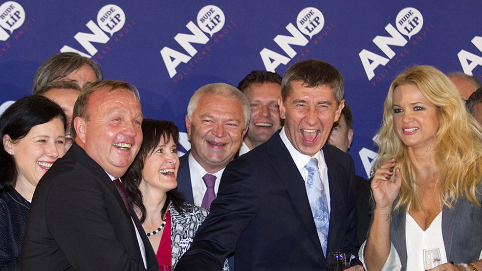 Je 26. jna 2013 aAndrej Babi si se svou partnerkou Monikou anejblimi spolupracovnky vychutnv senzan volebn zisk 18,7 procenta hlas.