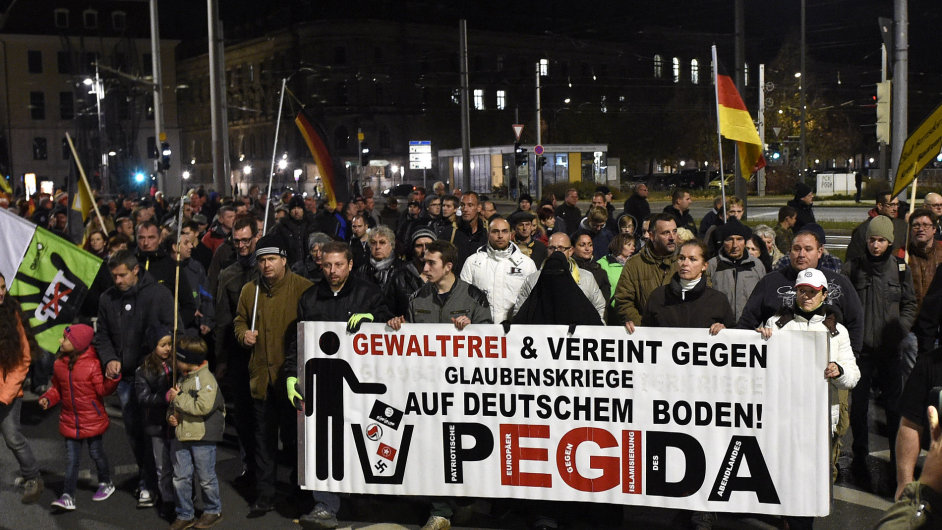 Hnut Pegida demonstrovalo v pondl v Dranech.