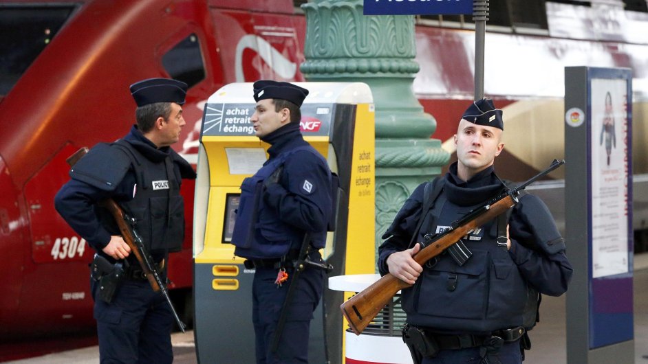 Clem terorist mohou bt i lid cestujc vlaky. Na snmku losk policejn kontroly na paskm ndra Gare du Nord.