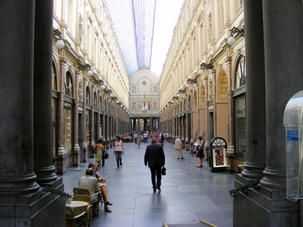 Galerie Royales Saint-Hubert v Bruselu Obchodní pasáž sídlící v Bruselu pochází z roku 1846 a její výstavba trvala půl roku. Pasáž sestává ze tří částí - Galerie du Roi, Galerie de la Reine a Galerie du Prince.