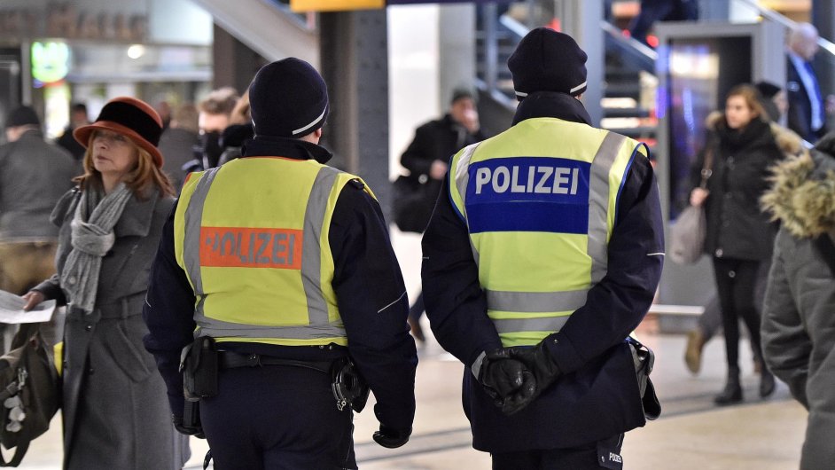Německá policie zadržela při razii v Kolíně nad Rýnem celkem 12 osob