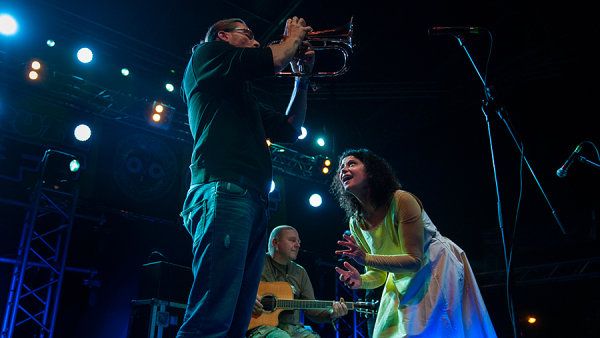 Zp�va�ka Iva Bittov&aacute; p�i lo�sk&eacute;m koncert� �ikori na festivalu Trutnoff s trumpetistou Oskarem T&ouml;r&ouml;kem a kytaristou Vladim&iacute;rem V&aacute;clavkem.