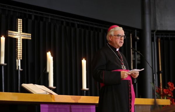 Arcibiskup Heiner Koch při mši za oběti útoku na berlínský vánoční trh