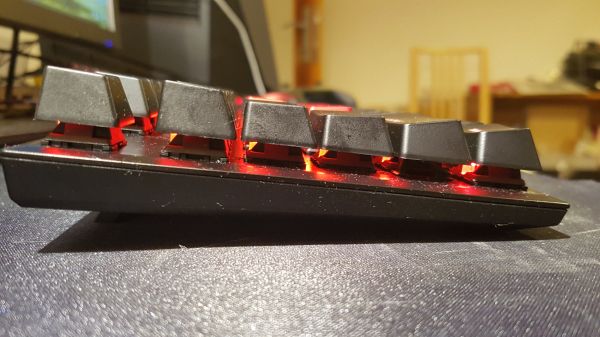 Nep�ekonan&aacute; mechanick&aacute; tla�&iacute;tka: HyperX Alloy l&aacute;k&aacute; hr&aacute;�e, ale hlavn� se na n&iacute; skv�le p&iacute;&scaron;e