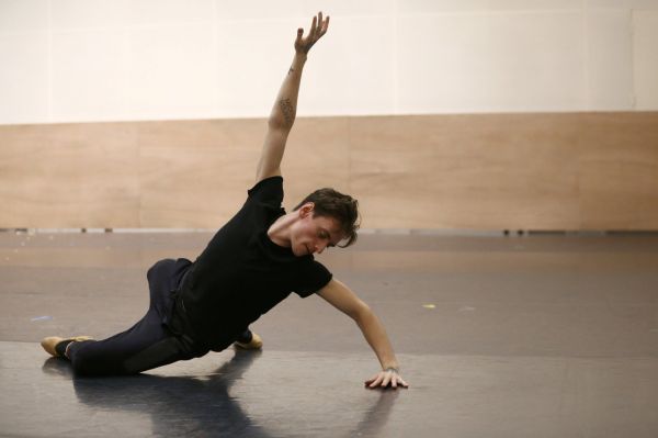 Sergej Polunin je na sn&iacute;mku ze zkou&scaron;ky sv&eacute;ho nov&eacute;ho projektu pro divadlo Sadler&rsquo;s Wells v Lond&yacute;n�.