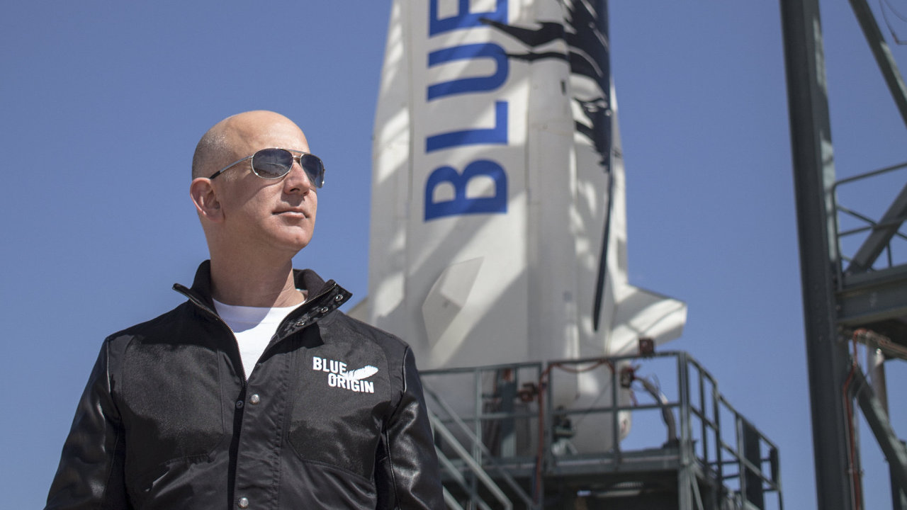 Jeff Bezos stojící u rakety spoleènosti Blue Origin.