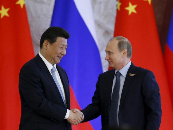 Rusk&yacute; prezident Vladimir Putin a jeho �&iacute;nsk&yacute; prot�j&scaron;ek Si �in-pching.