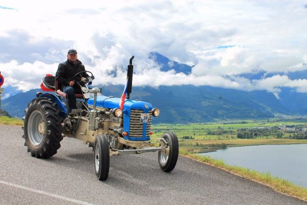 Traktorista a cestovatel v jednom Martin Havelka.