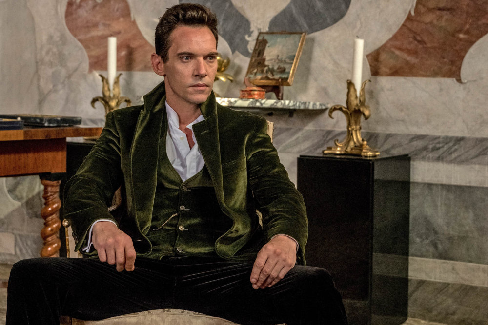 Herec Jonathan Rhys Meyers si zahrál postavu novináře Mortona Vinta.