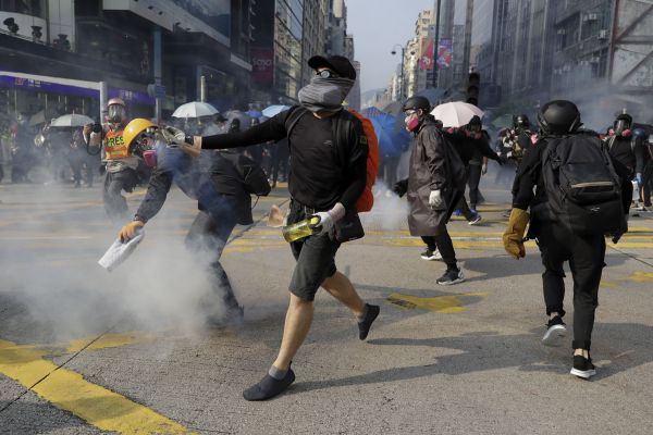 Nkolik tisíc lidí se dnes shromádilo k dalšímu protestu v Hongkongu, i kdy ho policie nepovolila.