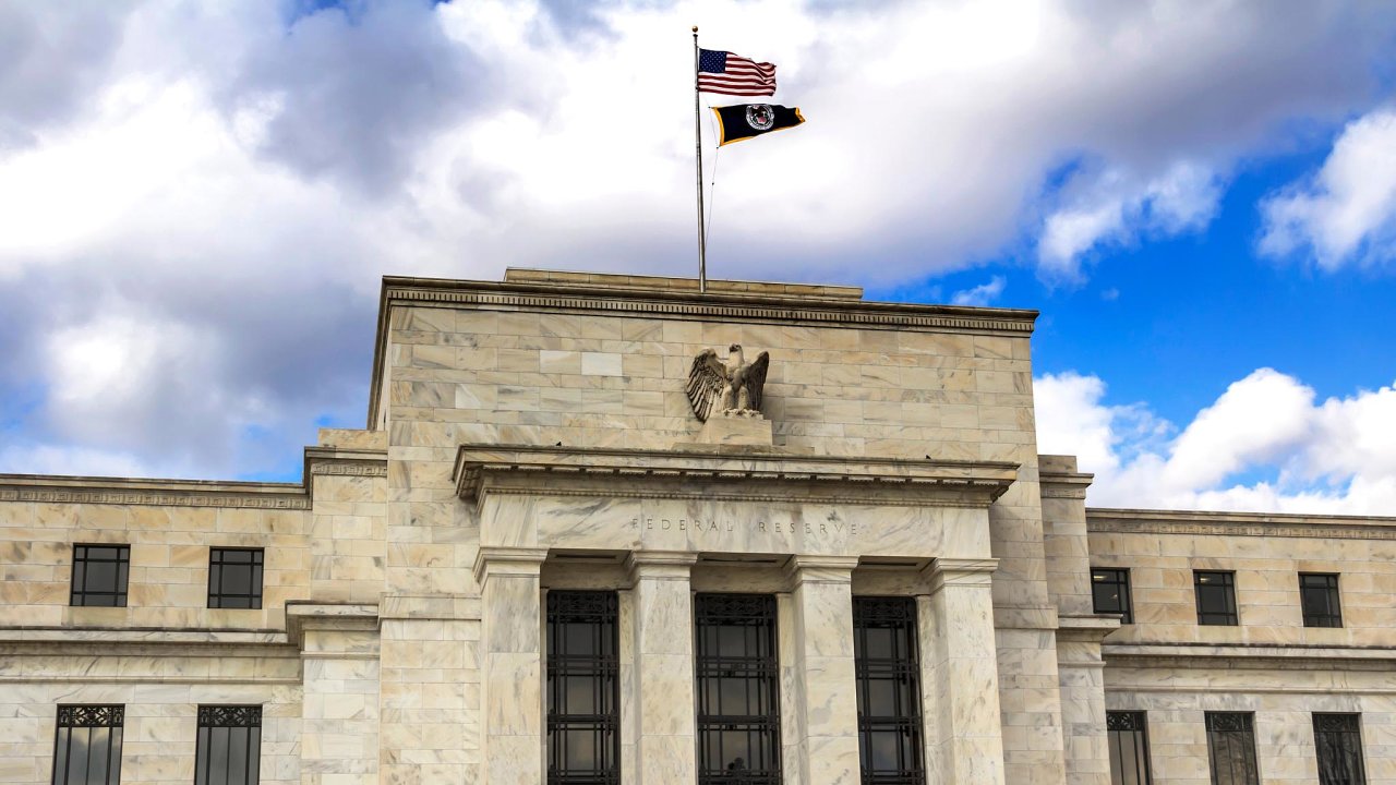 Centrální banky podporují zotavení ekonomik. Fed tiskne mìsíènì stovky miliard dolarù, a žene tak akciové indexy nahoru.