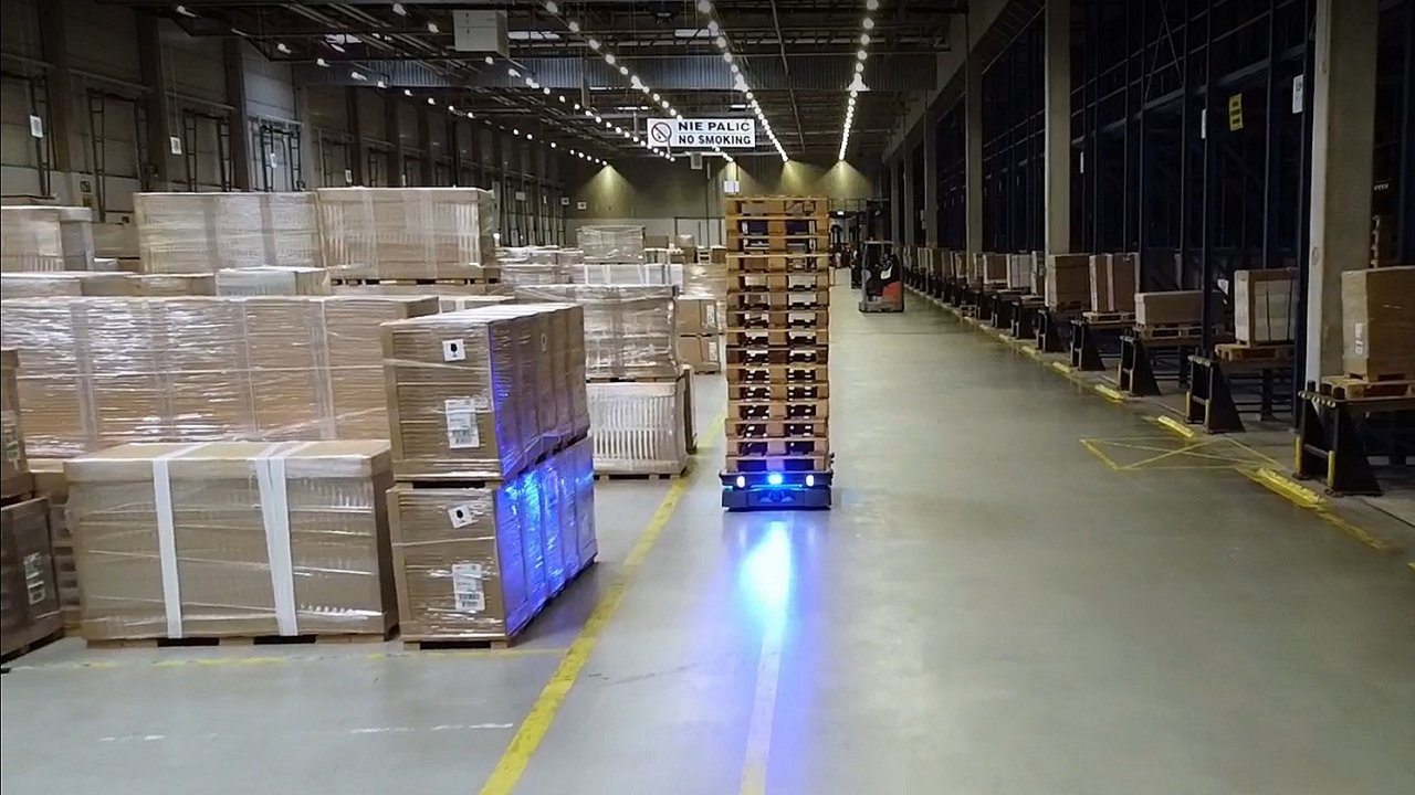Mobilní robot MiR500 pøi práci v logistickém skladu IKEA.