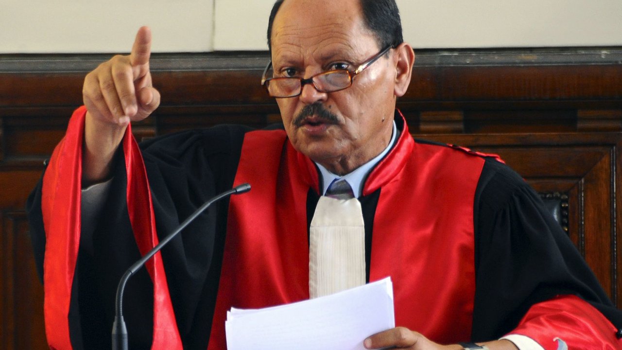 Soudce Touhami Hafi bhem soudnho procesu s prezidentem Tuniska