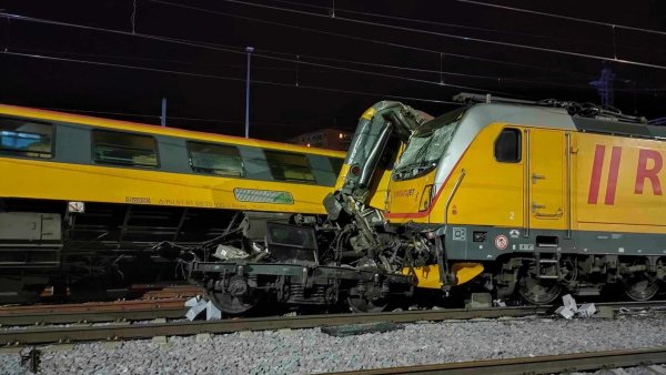 Noční srážka vlaků na koridoru na Moravu. Expres RegioJetu vykolejil po srážce s nákladním vlakem