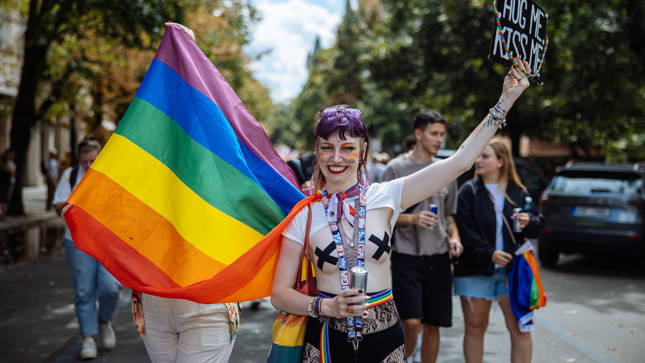 Prahou z Vclavskho nmst na Letnou proel duhov pochod Prague Pride 2024, Praha, 10. srpna 2024