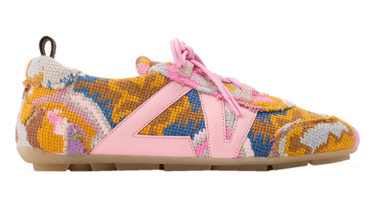 Z baler�nov�ch tenisek LV Sneakerina p��mo k�i�� jaro. Jsou vyhotoven� z tapis�rie inspirovan� orient�ln�mi koberci a francouzskou v��ivkou 19. stolet� a pohodln� sed� na tenk� gumov� podr�ce.