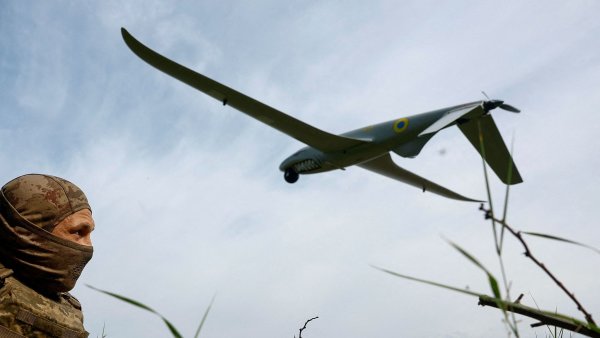 Ukrajinsk� voj�k sleduje pr�zkumn� dron typu Shark p�i jeho startu z pozice...