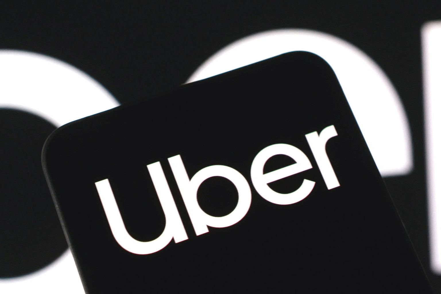 Uber propust� desetinu zam�stnanc�.
