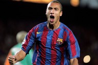 Henrik Larsson v dresu Barcelony. 