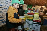 Jordnt chlapci chystaj humanitrn zsoby pro psmo Gazy.