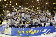 Hokejisté moskevského Dynama se radují z triumfu na Spenglerovì poháru. 