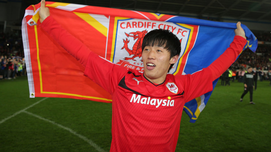 Kim Bo-Kyung z Cardiffu City se raduje z postupu klubu do Premier League.
