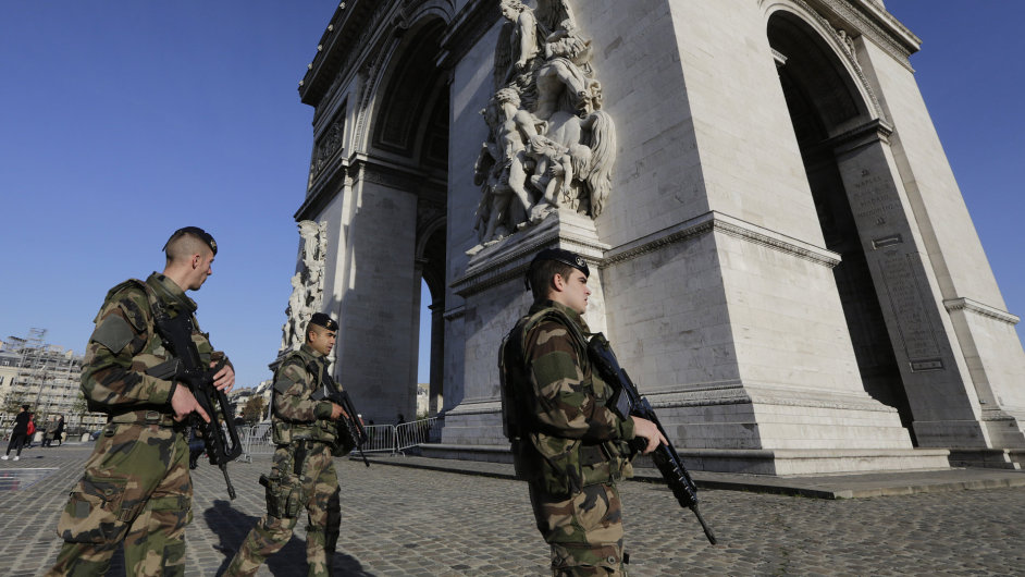 Francouzt vojci a policist v noci na pondl zatkali v hlavnm mst i po cel zemi.