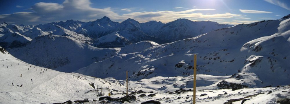 Alpe d’Huez Středisko Alpe d’Huez se nachází ve výšce 1850 metrů nad mořem. Vesnice byla budována od roku 1936. Alpe d’Huez je jednou z nejtěžších úseků světoznámého cyklistického závodu Tour de France.