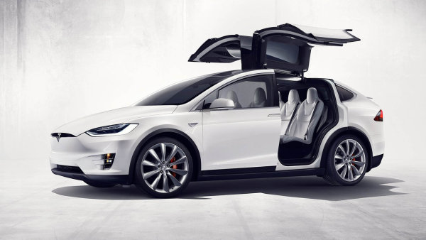 Elektromobil Tesla Model X předvádí neortodoxní přístup k nastupování.