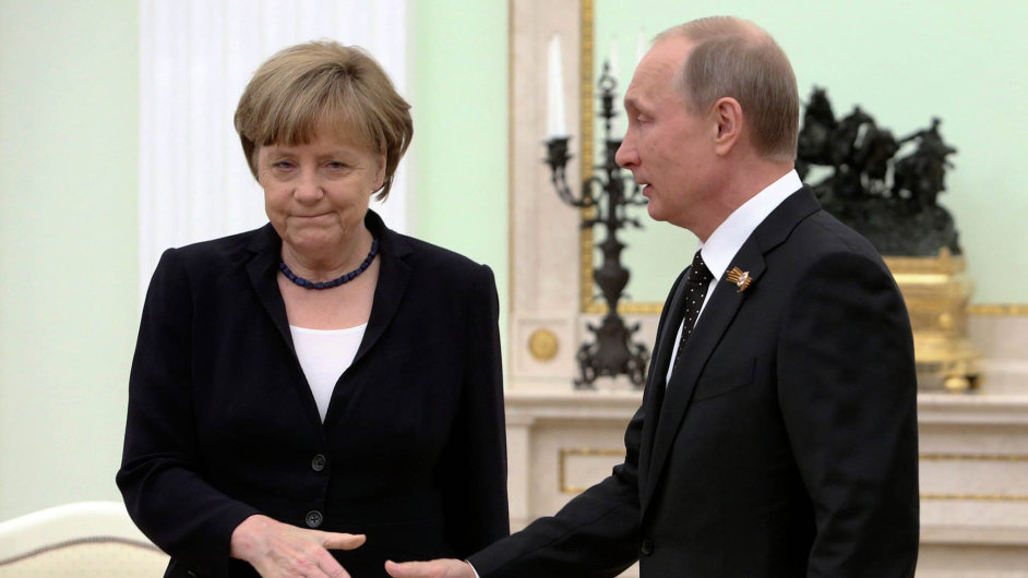 Nmeck ministerstvo obrany navrhuje mezi nejvt hrozby zaadit Rusko. Vlda Angely Merkelov (Merkelov na snmku s Vladimirem Putinem) dokument projedn ped przdninami.