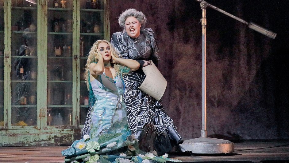 Na snmku z inscenace Rusalky v Metropolitn opee jsou Rusalka (Kristine Opolaisov) a Jeibaba (Jamie Bartonov).