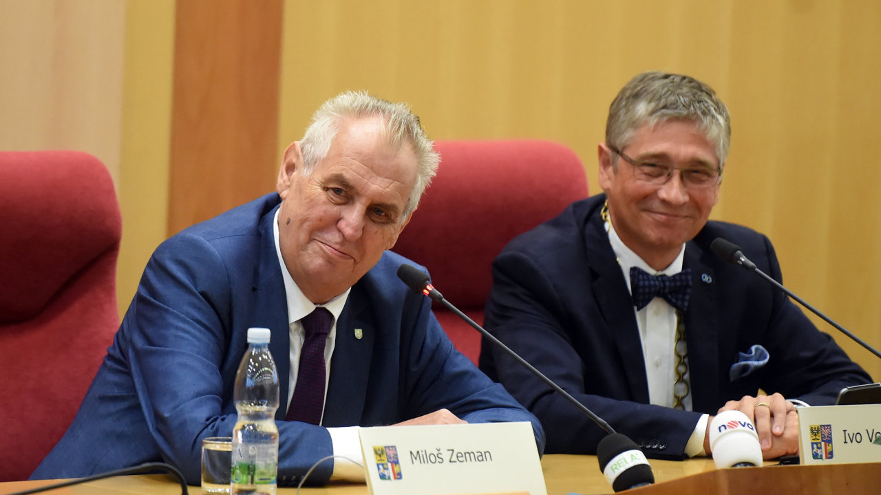 Prezident Milo Zeman zahjil v Ostrav na krajskm adu tdenn nvtvu Moravskoslezskho kraje. Vpravo je hejtman Ivo Vondrk.
