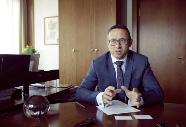 Museli jsme papi�&aacute;k trochu p�etlakovat, aby pak &scaron;lo zvy&scaron;ovat sazby, �&iacute;k&aacute; Holub z �NB