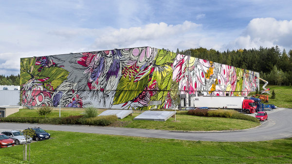 Na skladech v Humpolci a Praze vznikají největší graffiti v Česku.
