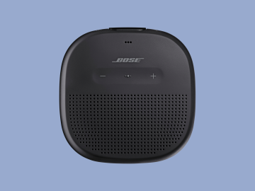 Přenosný reproduktor Bose SoundLink Micro se vejde do dlaně, ale je dostatečně odolný na to, aby vás doprovázel i do hor nebo na kole. Nevadí mu ani ponoření do vody.