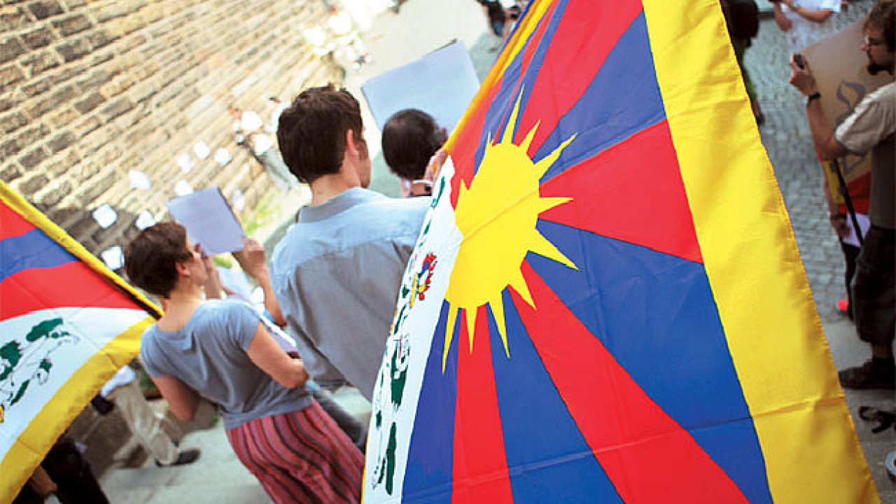 Tibetsk vlajky bhem demonstrace