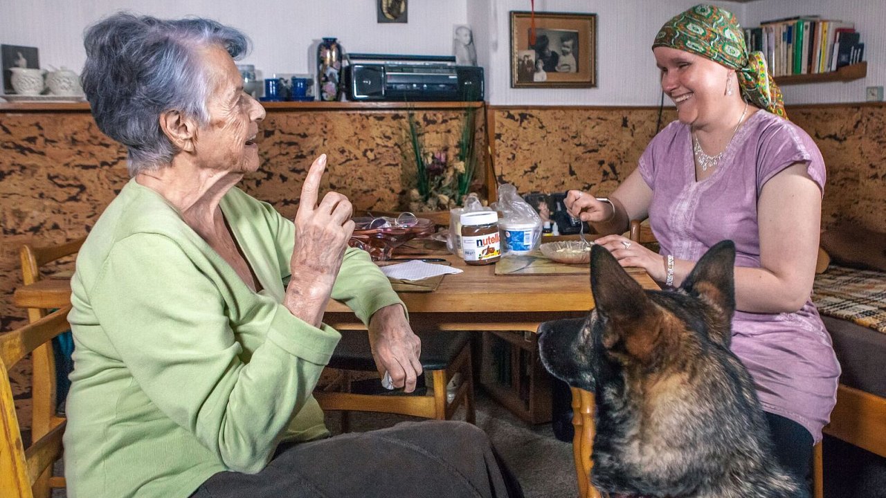 Nevidomá Alena Terezie Vítek (vpravo) už čtvrtým rokem navštěvuje šestadevadesátiletou důchodkyni. I díky tomu vznikl nový projekt Návštěvy potmě.