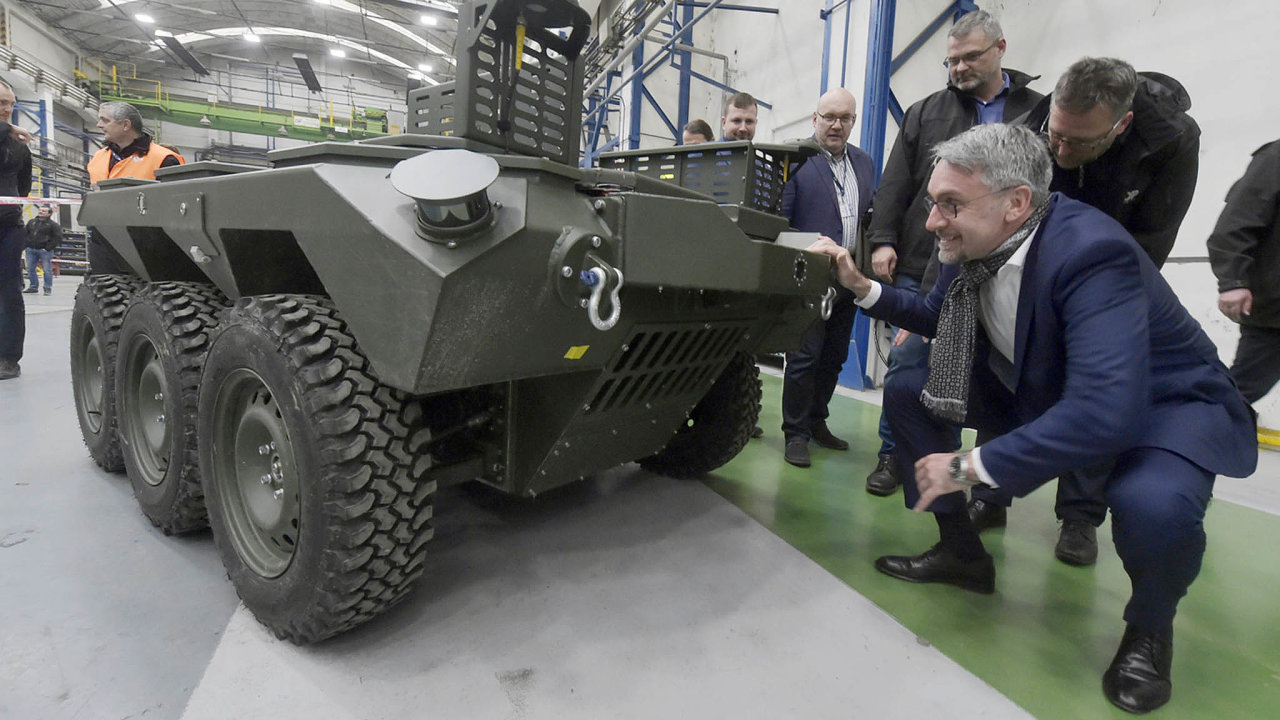 Automatizovan robotick pozemn systm napodvozku 6 x 6 Taros si loni vbeznu vzvod VOP CZ venov prohldl ministr obrany Lubomr Metnar. Armda prvn kusy tto techniky dostane letos.