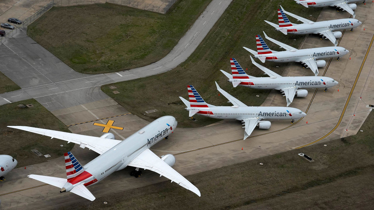 K letounùm Boeing 737 MAX, které mají American Airlines zaparkované na letišti Tulsa v Oklahomì, pøibyly další kvùli koronaviru. Napøíklad Boeing 787-9 Dreamliner (na snímku vlevo dole).