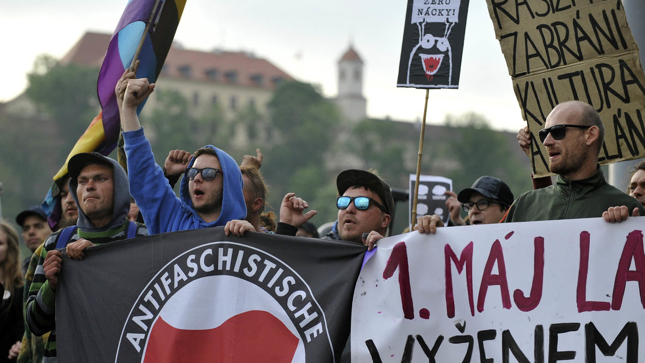 Kdo ochrání pracující. Pøehlídkou levicového názorového spektra bývají prvomájové akce. Na snímku demonstranti z roku 2019 v Brnì. Reálnou levicovou politiku ve prospìch pracujících vede málokdo.