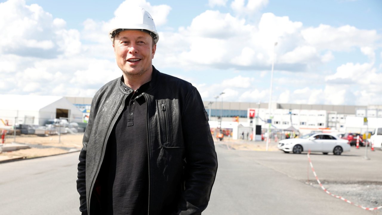 Elon Musk v továrnì Tesla v nìmeckém Grünheide