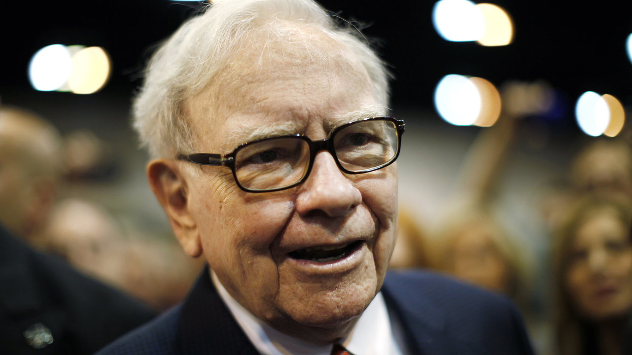 Generálním øeditelem a nejvìtším akcionáøem investièní spoleènosti Berkshire Hathaway je miliardáø Warren Buffett.