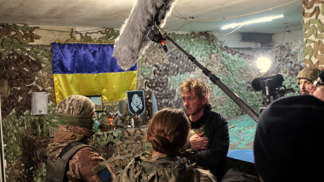 Držitel dvou Oscarù Sean Penn strávil nedávno nìkolik dnù v ostøelovaném Kyjevì.