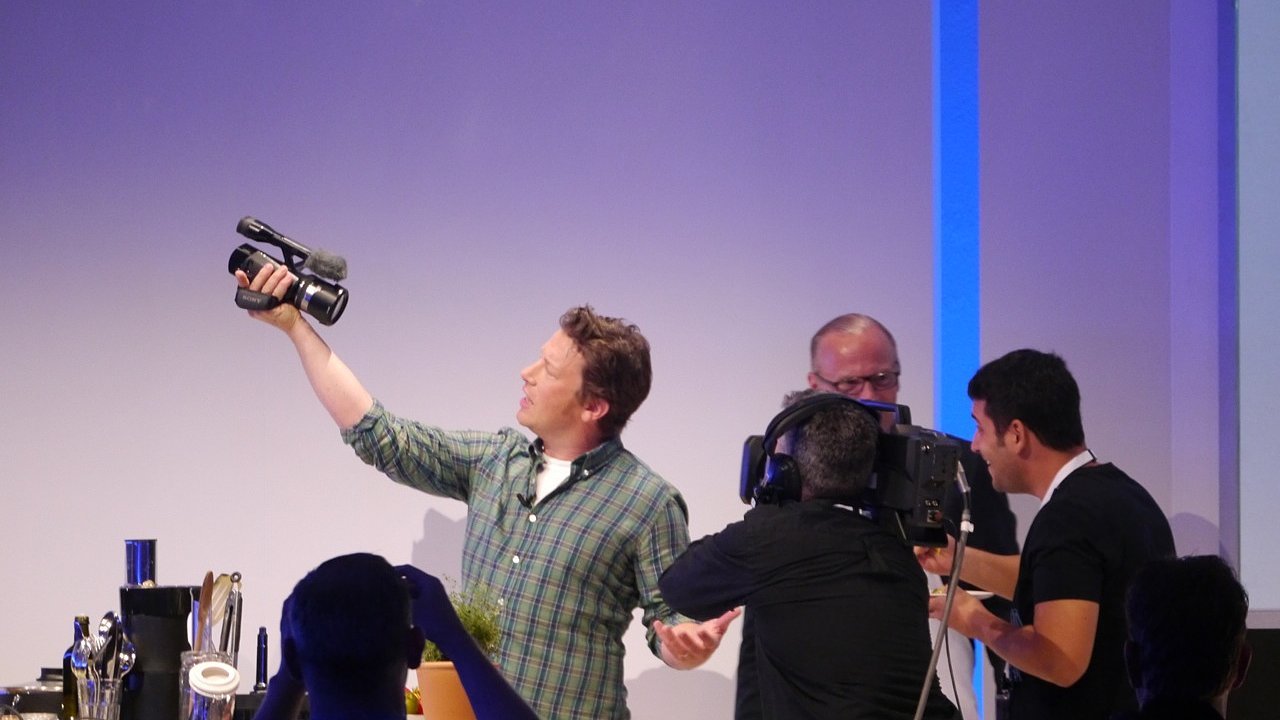 Jamie Oliver na veletrhu IFA vzal kameru tureckmu novini po vzoru Usaina Bolta na Olympid